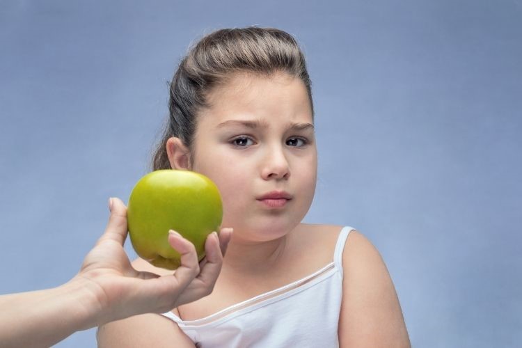 معرفی غذاهای مناسب کودکان چاق که بدون نگرانی می‌توانند بخورند