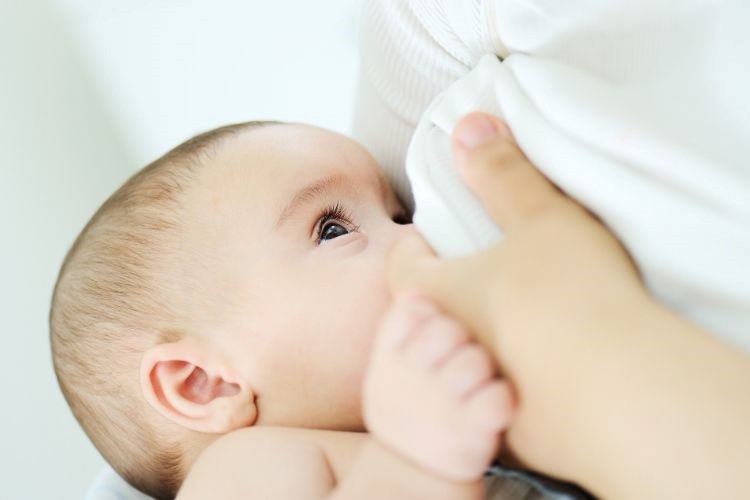 فواید تغذیه نوزاد با شیر مادر چیست و از ابتلا به چه بیماری‌هایی جلوگیری می‌کند؟